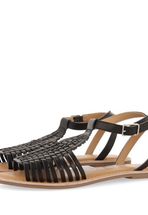 Sandalias negras de piel tipo cangrejera con hebilla para mujer claraval