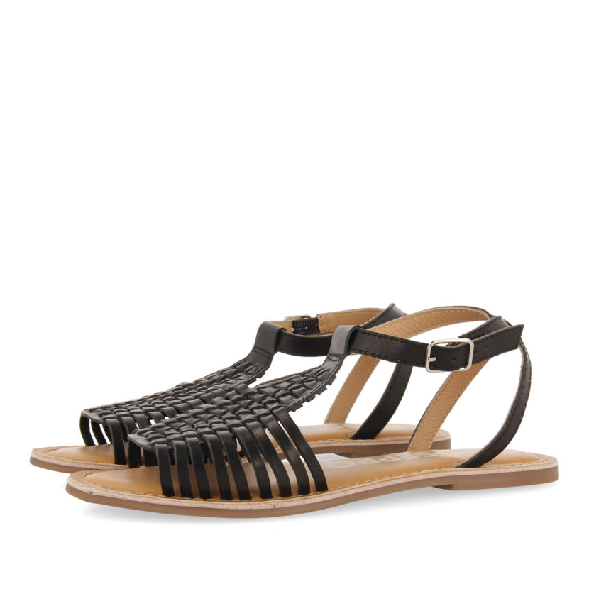 Sandalias negras de piel tipo cangrejera con hebilla para mujer claraval