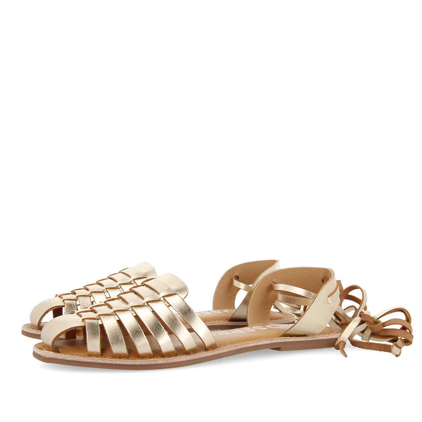 Sandalias cangrejeras doradas de estética romana con cordones para mujer ransart