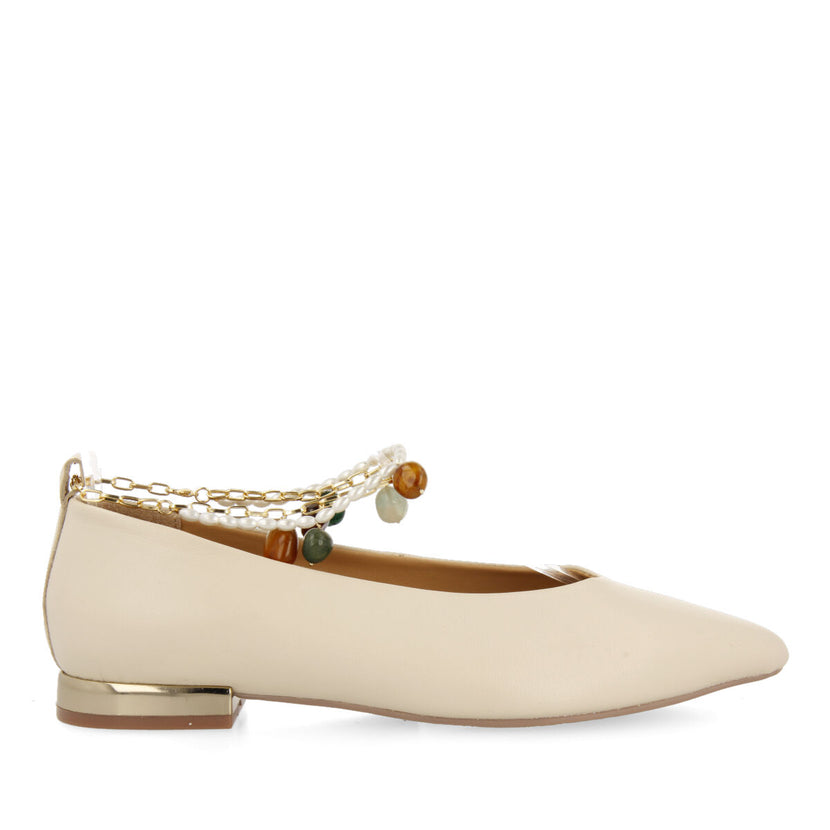 Ballerines off-white en peau avec lanière à la cheville ornée de perles et chaînette pour femme lezinnes