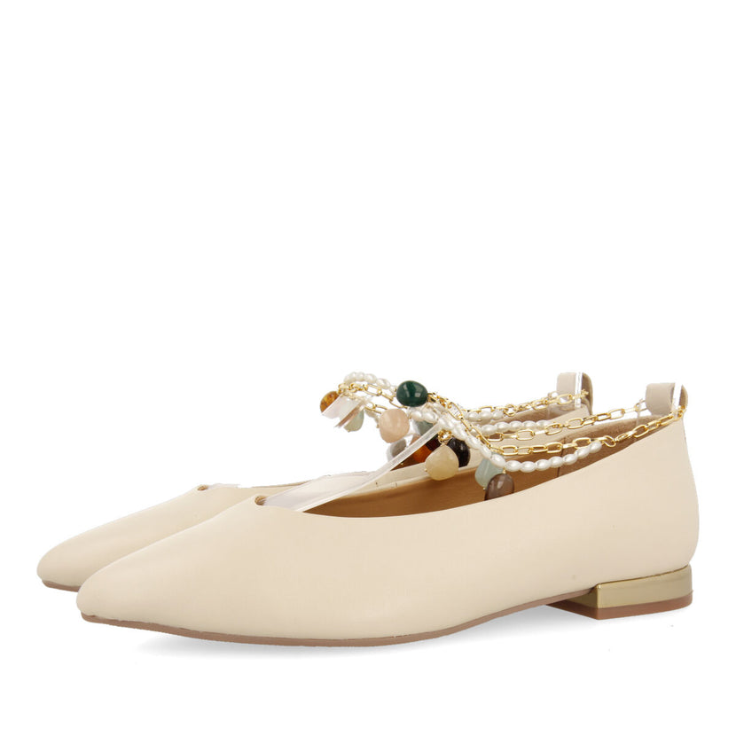 Ballerines off-white en peau avec lanière à la cheville ornée de perles et chaînette pour femme lezinnes
