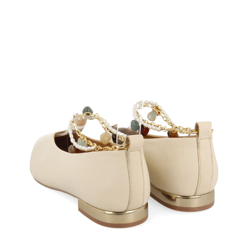 Ballerines off-white en peau avec lanière à la cheville ornée de perles et chaînette pour femme lezinnes