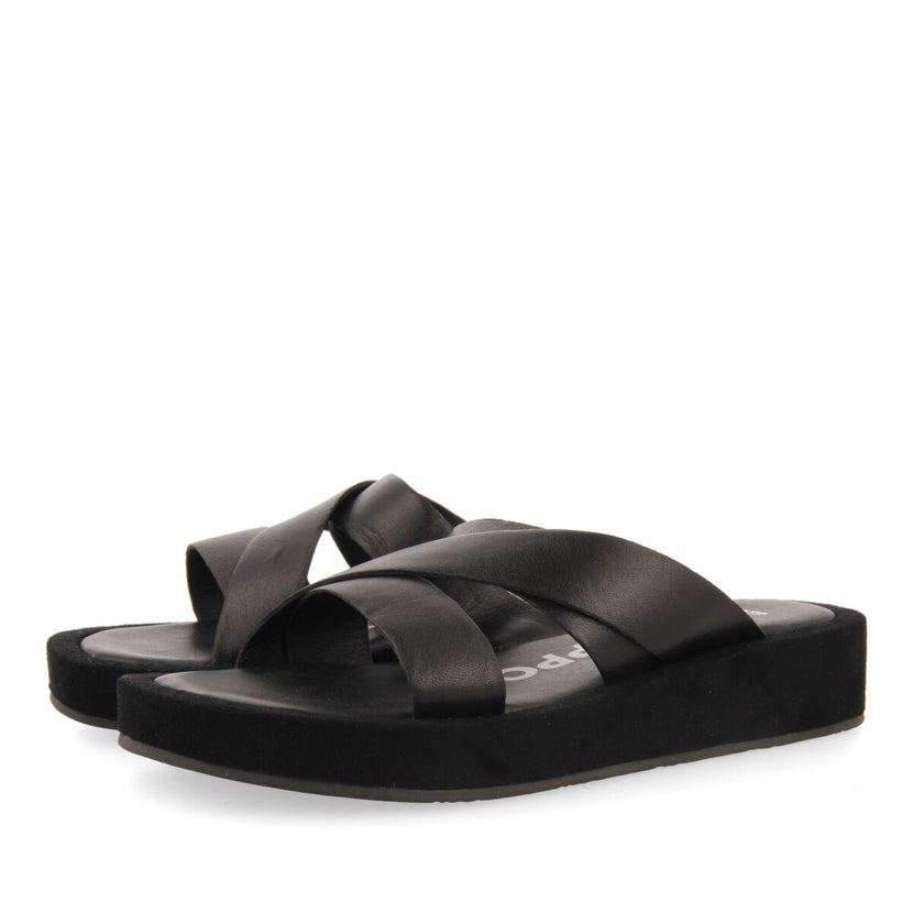 Sandalias de piso grueso de tiras color negro para mujer Issou 