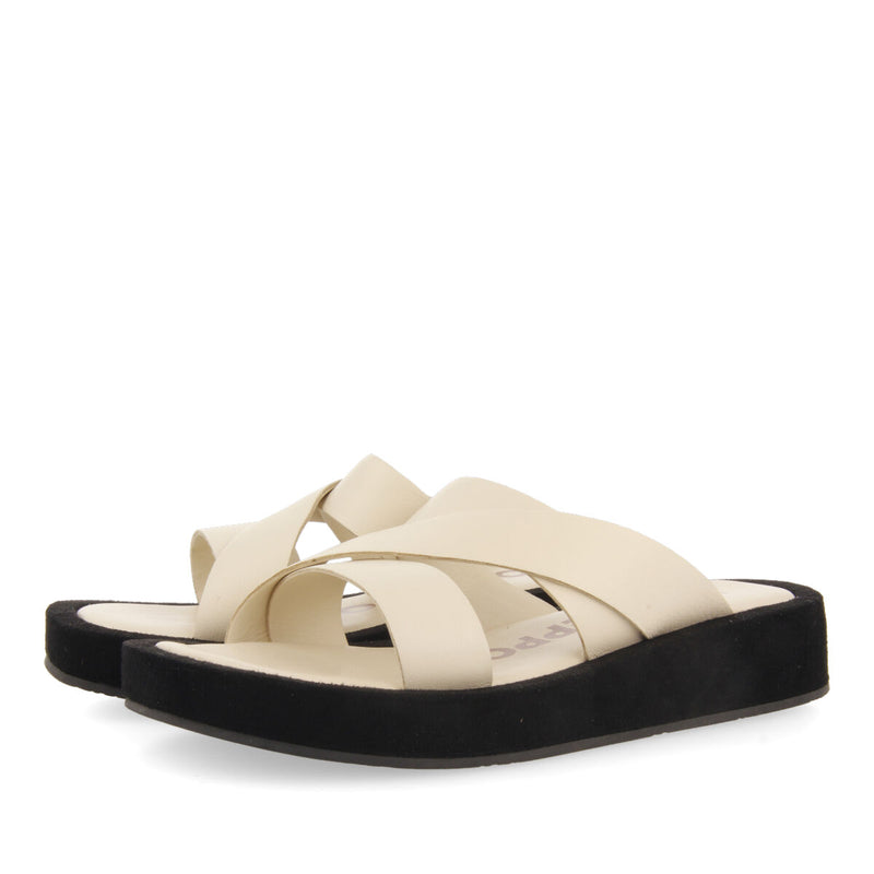Sandalias de piso grueso de tiras color off-white para mujer Issou 