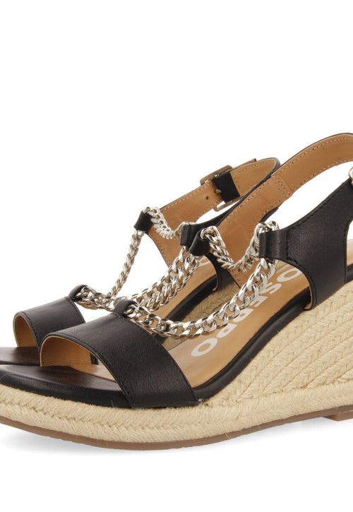 Sandalias negras de piel con detalle de cadena y cuña de yute para mujer looze