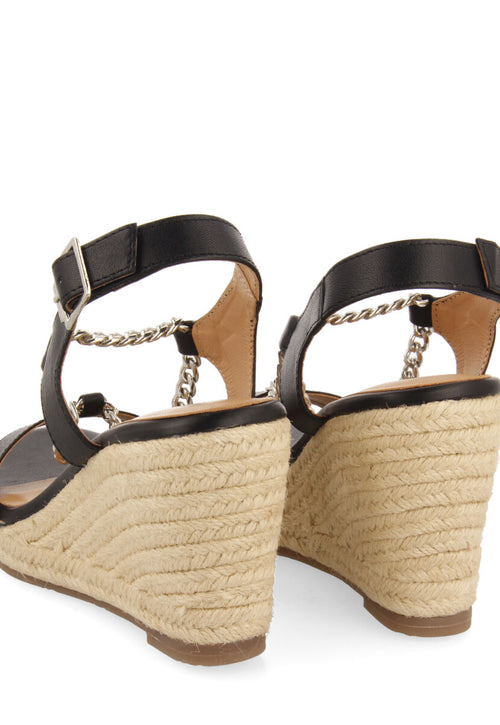 Sandalias negras de piel con detalle de cadena y cuña de yute para mujer looze