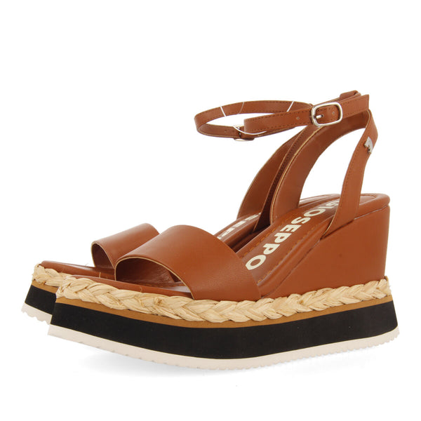Sandalias color cuero con cuña y detalle trenzado para mujer arniquet 