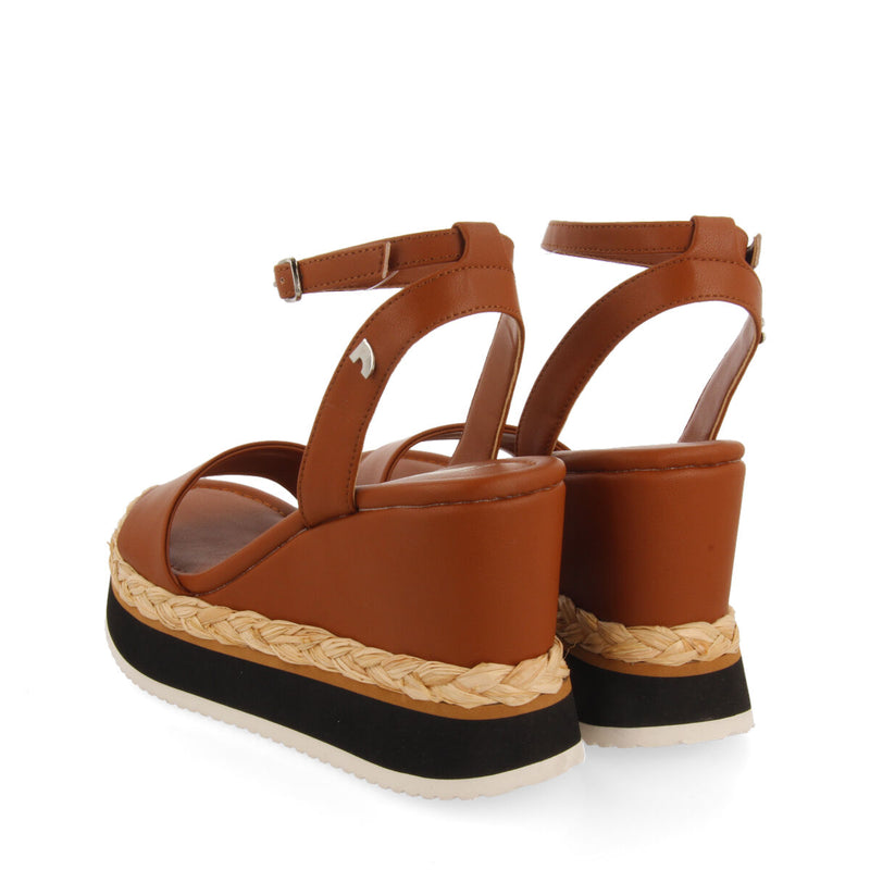 Sandalias color cuero con cuña y detalle trenzado para mujer arniquet 