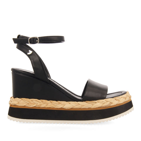SANDALIAS COLOR NEGRO CON CUÑA Y DETALLE TRENZADO PARA MUJER ARNIQUET 
