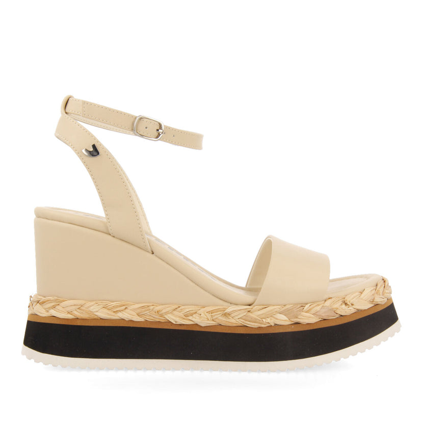Sandalias color off-white con cuña y detalle trenzado para mujer arniquet 