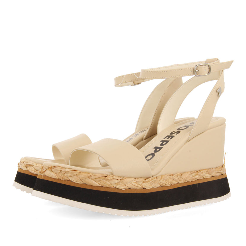 Sandalias color off-white con cuña y detalle trenzado para mujer arniquet 