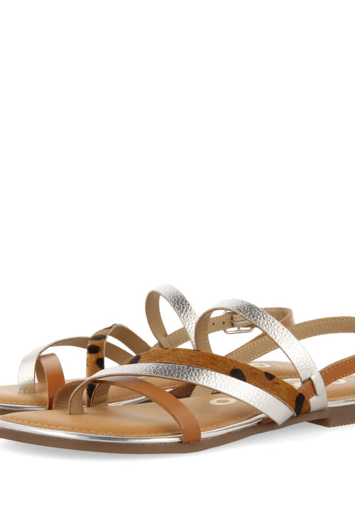 Sandalias con tiras en color plata y estampado de leopardo para mujer aracu