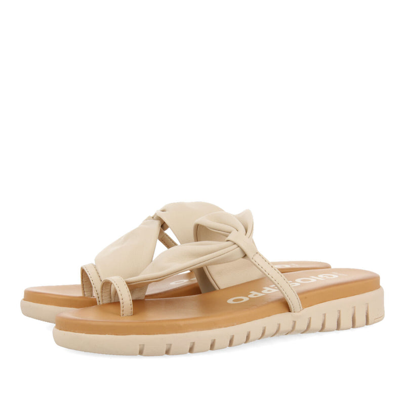 Sandalias off-white destalonadas para mujer arari