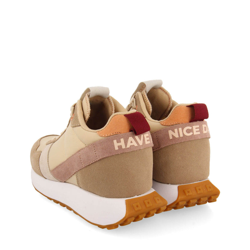 Sneakers beige d’ispirazione retrò con zeppa interna per donna aracai