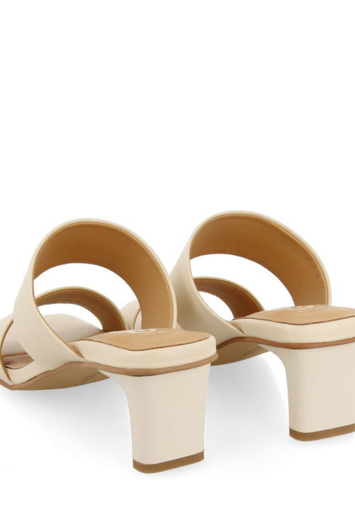 Sandalias off-white con doble tira y tacón para mujer butteaux  
