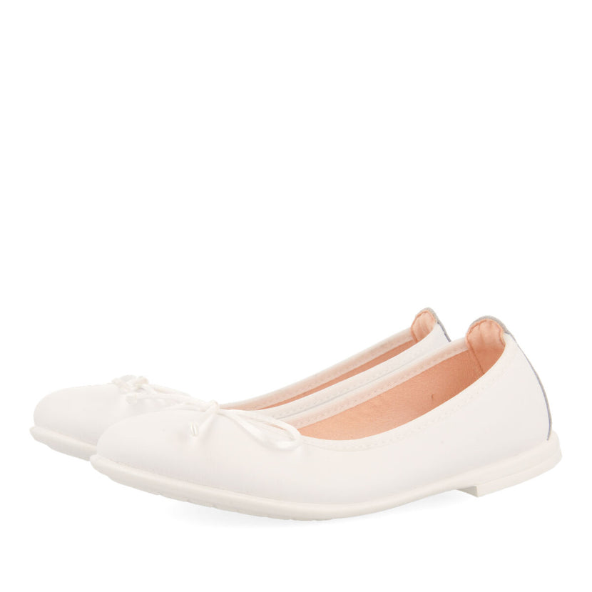 Aracas girls white leather ballet flats