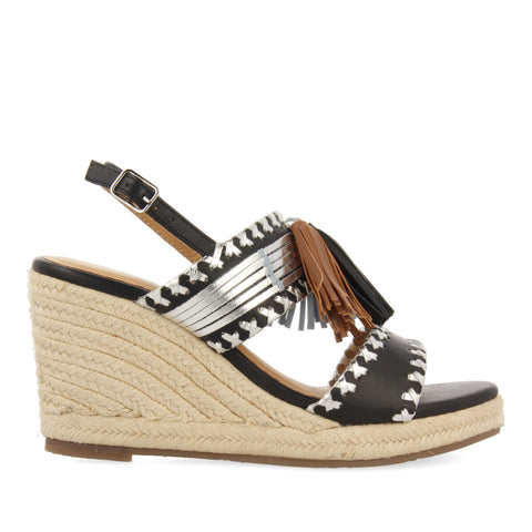 SANDALIAS NEGRAS CON DETALLE DE PEDRERÍA ÉTNICA Y CUÑA DE YUTE PARA MUJER SILVANIA 