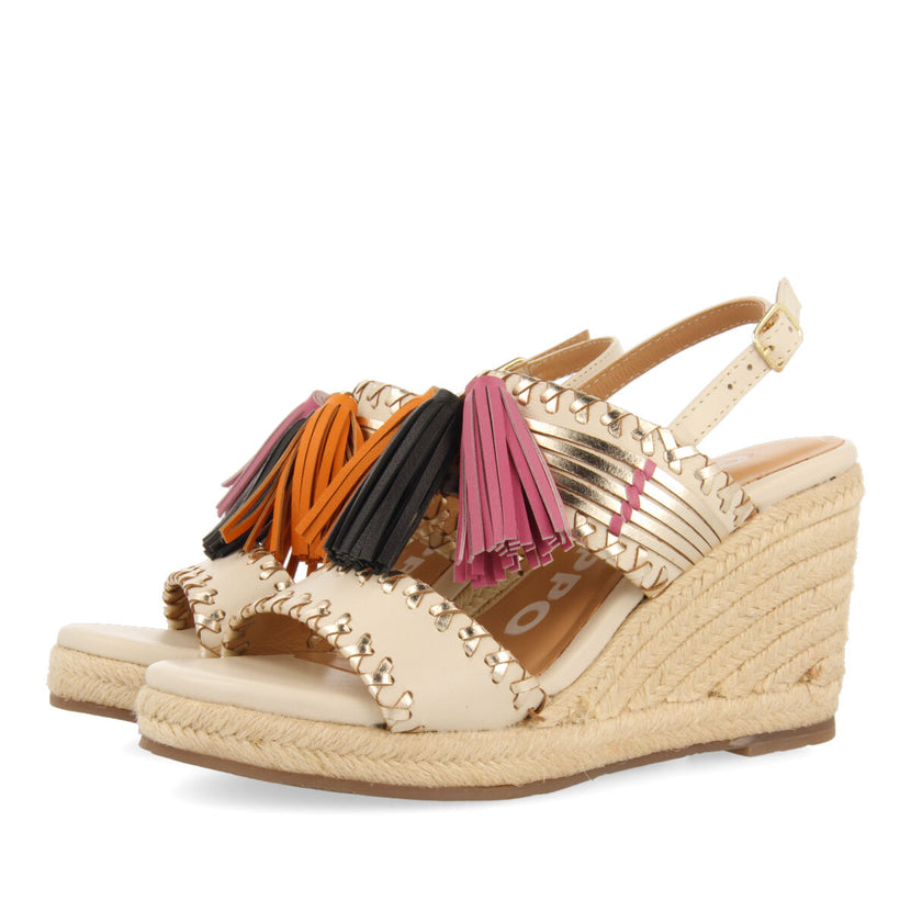 Sandalias off-white con detalle de pedrería étnica y cuña de yute para mujer silvania 