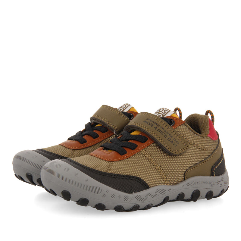 Sneakers caqui tipo trekking para niña y niño namlos