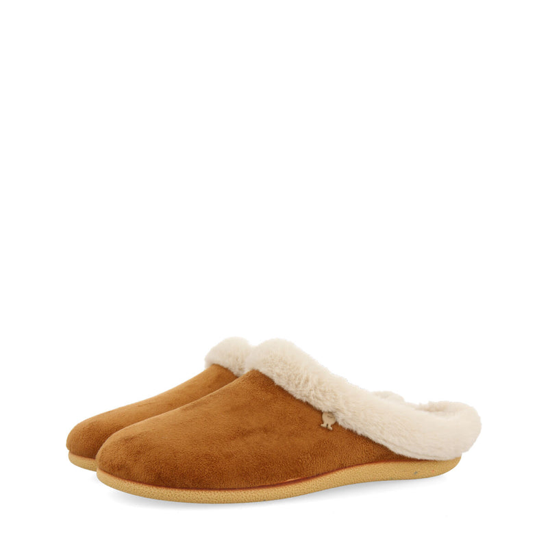 PANTUFAS DE ESTAR EM CASA COURO COM DETALHES DE PELO TRUMAU