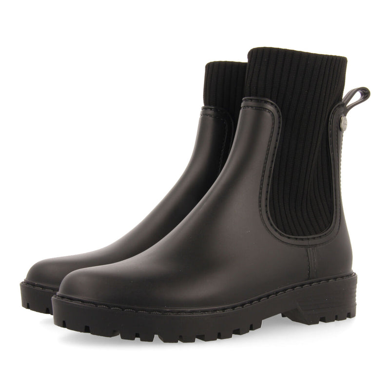 Aboyne women's short black welly boots with side elastics