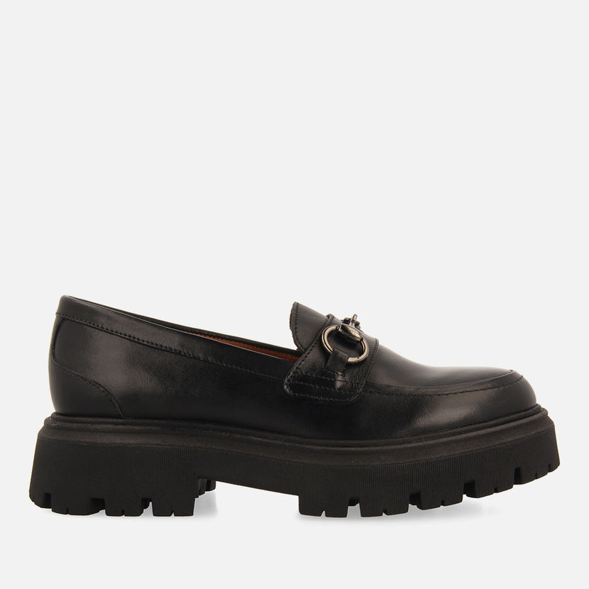 Mocasines negros de piel con detalle dorado para mujer andsnes