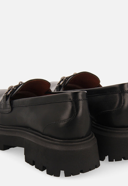 Mocasines negros de piel con detalle dorado para mujer andsnes