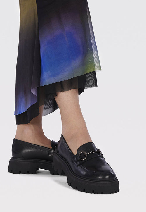 Mocasines negros de piel con detalle dorado para mujer andsnes