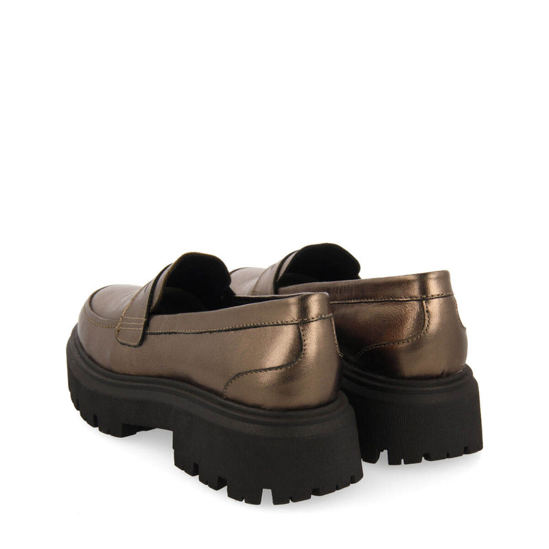 Mocasines color plomo de piel con piso track para mujer kabelvas 