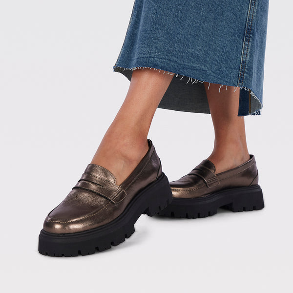 Mocasines color plomo de piel con piso track para mujer kabelvas 