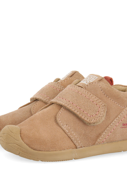 Botín rosa de serraje para bebé de la línea my first gioseppo nethy