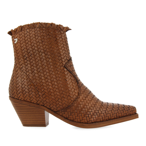 Botín estilo cowboy en piel trenzada color cuero para mujer kokkola