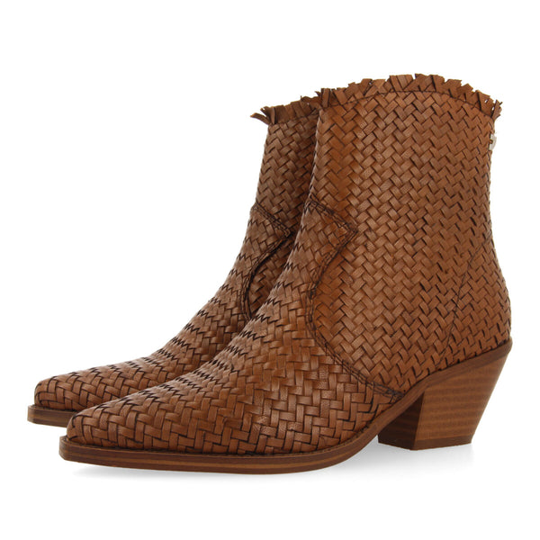Botín estilo cowboy en piel trenzada color cuero para mujer kokkola