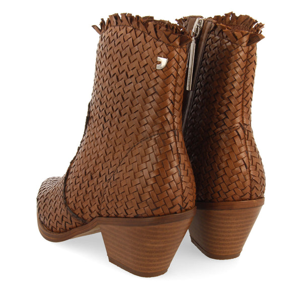Botín estilo cowboy en piel trenzada color cuero para mujer kokkola