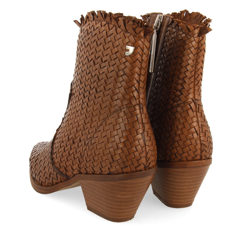 Botín estilo cowboy en piel trenzada color cuero para mujer kokkola
