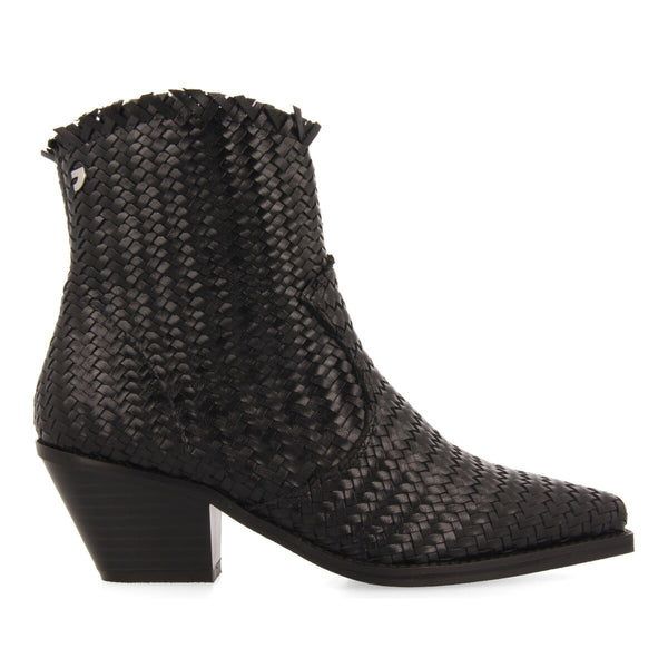 Botín estilo cowboy en piel trenzada color negro para mujer kokkola