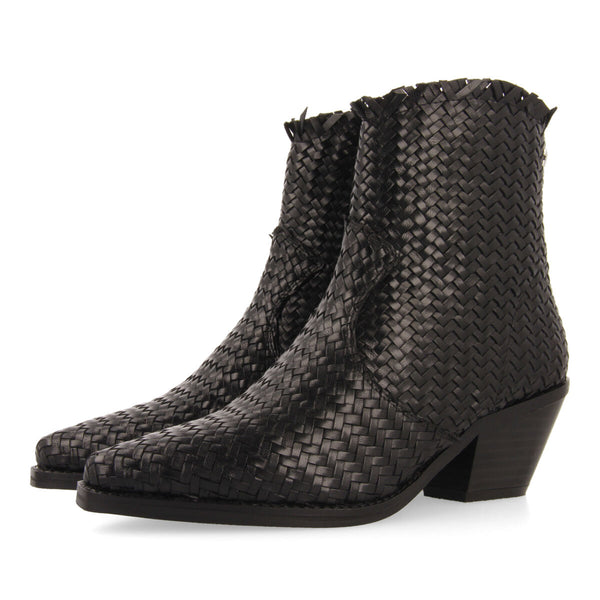 Botín estilo cowboy en piel trenzada color negro para mujer kokkola