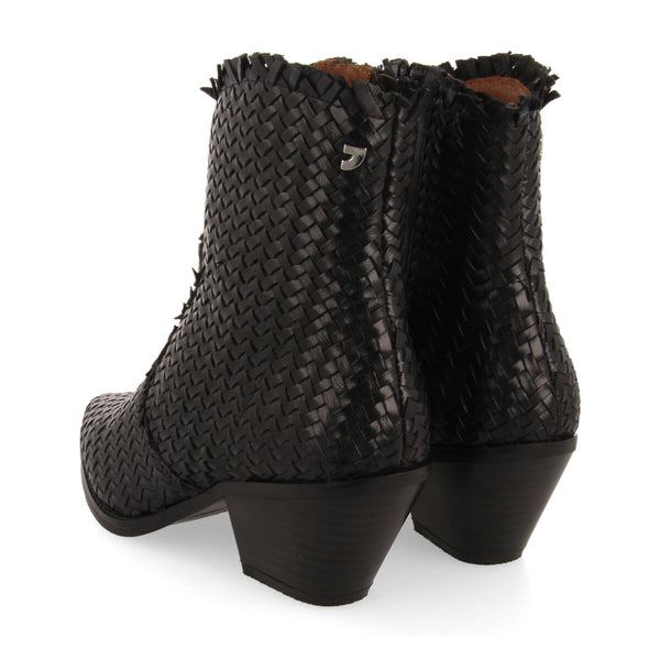 Botín estilo cowboy en piel trenzada color negro para mujer kokkola