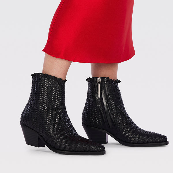 Botín estilo cowboy en piel trenzada color negro para mujer kokkola