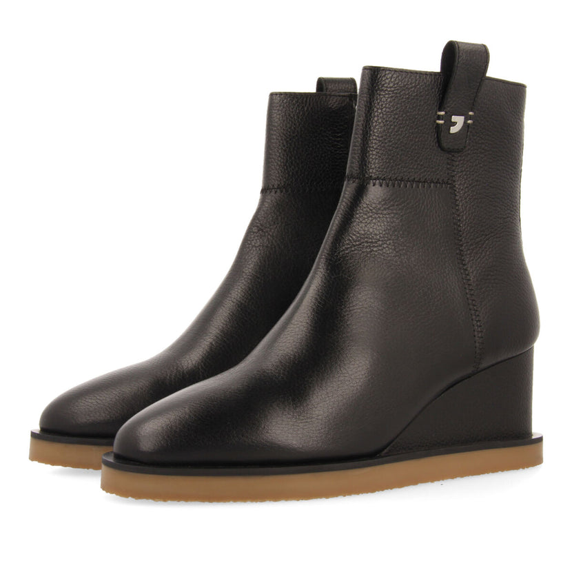 Botín negro de piel con cuña para mujer glamis