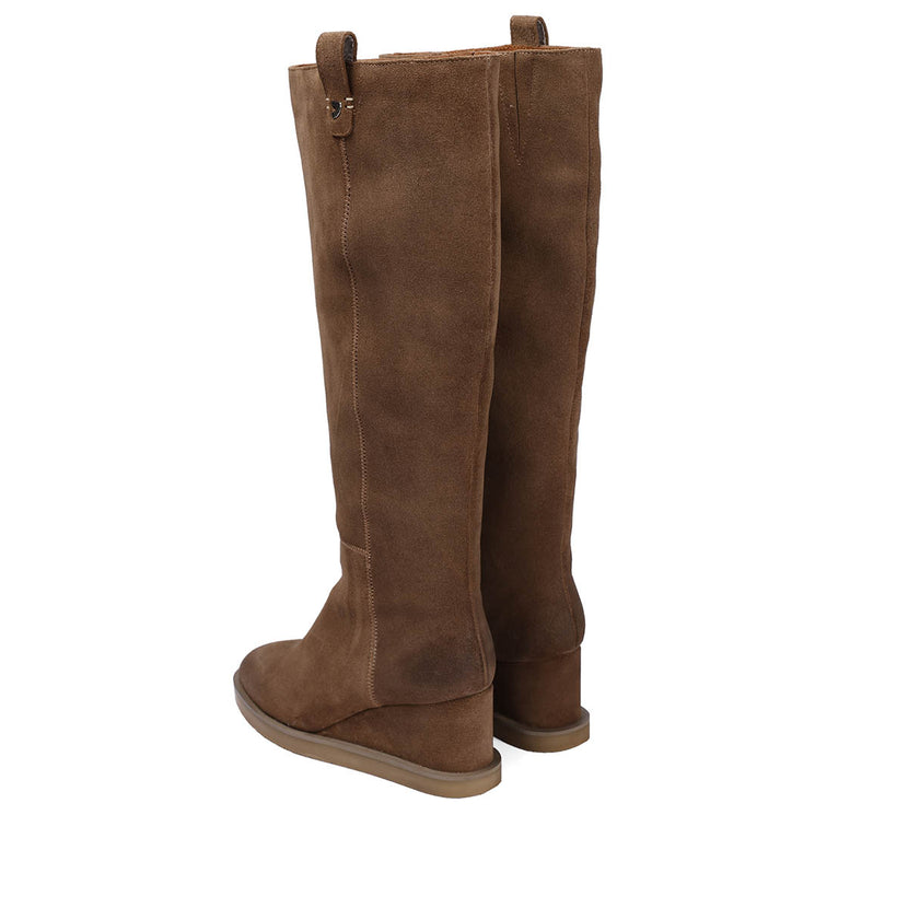 Bota taupe de serraje con cuña para mujer brora