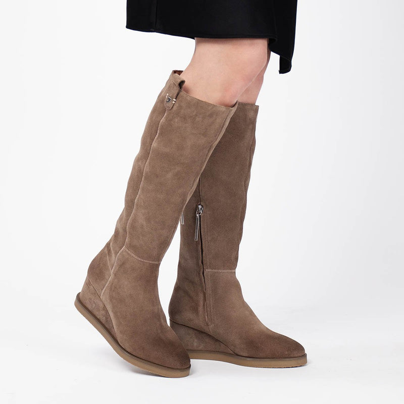 Bota taupe de serraje con cuña para mujer brora