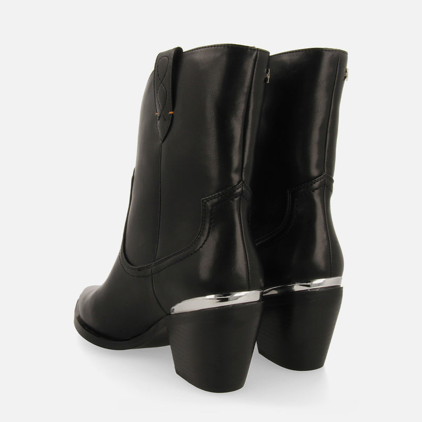 Botín estilo cowboy negro con detalle de metal en punta y talón para mujer roslyn