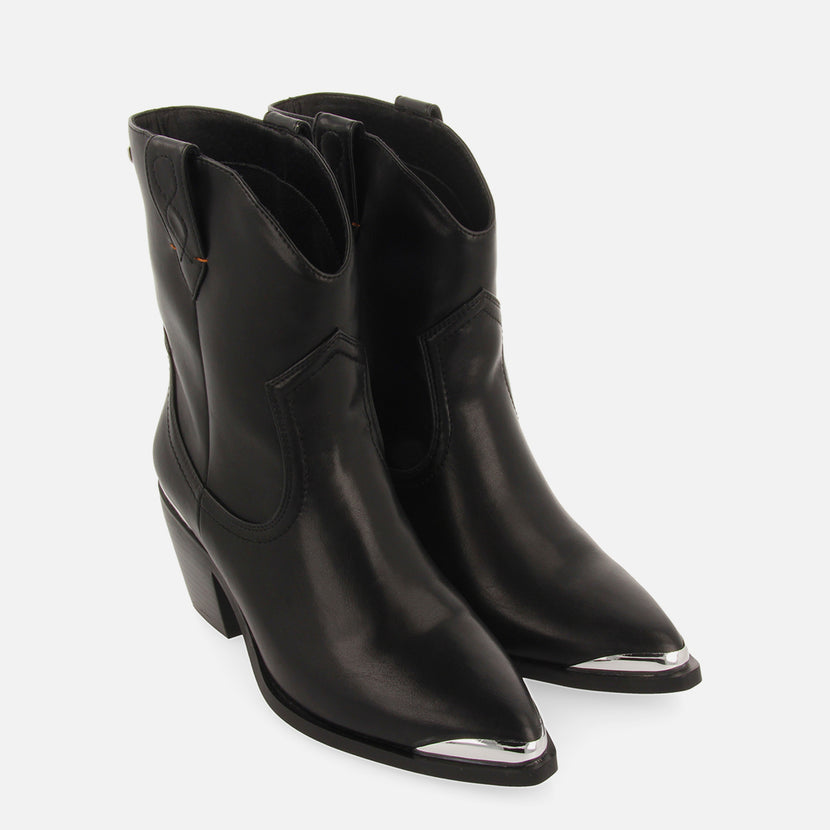 Botín estilo cowboy negro con detalle de metal en punta y talón para mujer roslyn