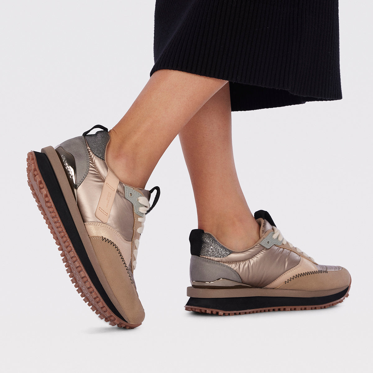 Gladsaxe women's cushioned gold monochrome sneakers with details