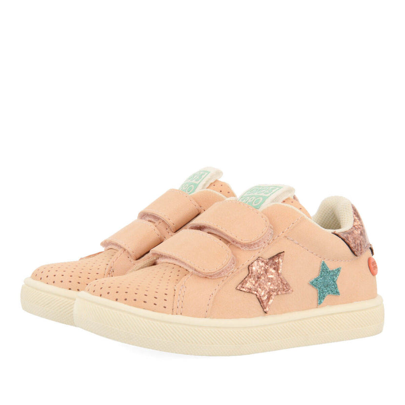 Sneakers nude con estrellas y cierre ajustable para bebé kimball