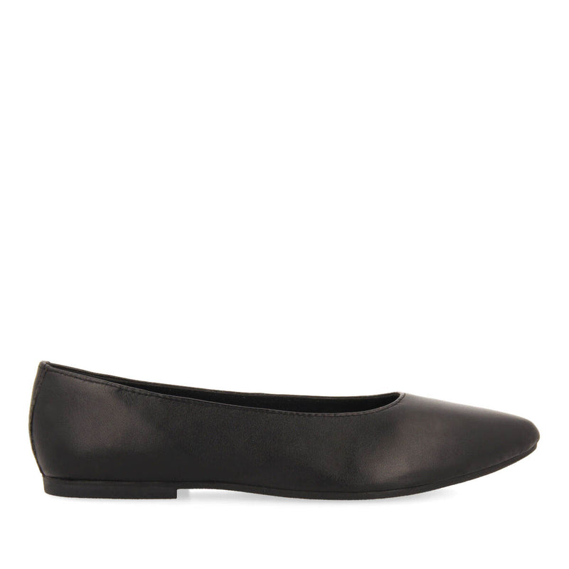 Slagelse women's black leather ballet flats with pointed toes