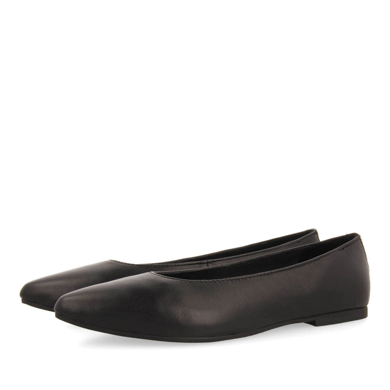 Slagelse women's black leather ballet flats with pointed toes
