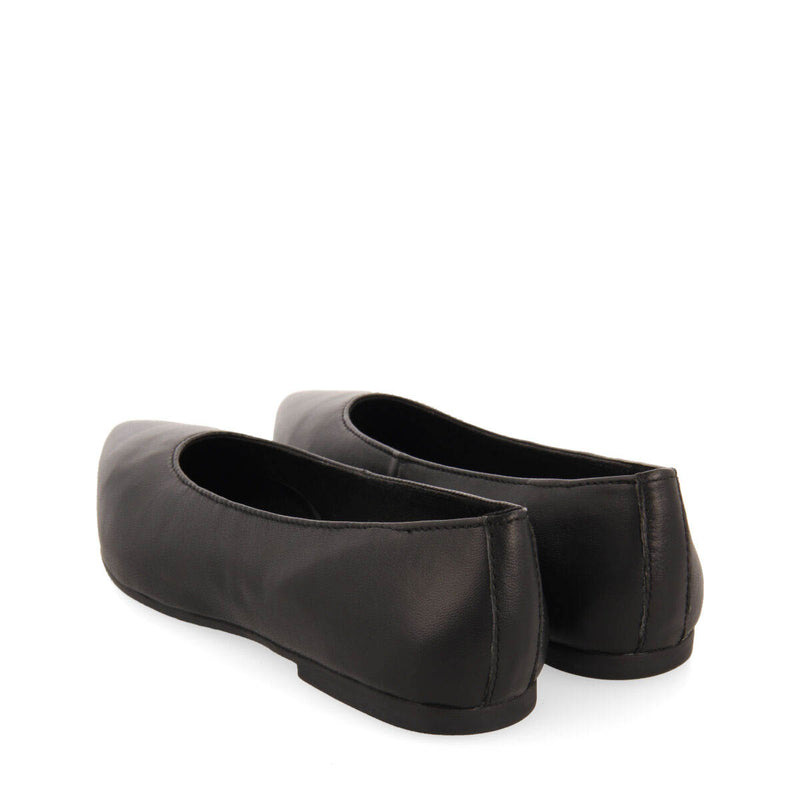 Slagelse women's black leather ballet flats with pointed toes