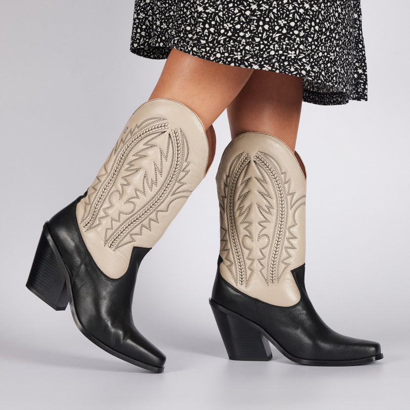 Bota tipo cowboy en piel negro y off-white con detalle de bordado para mujer herlev